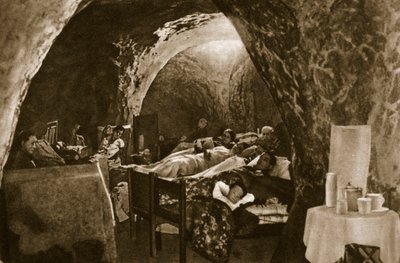 Abitazioni rupestri sulla costa inglese usate come rifugi antiaerei, 1940 da English Photographer